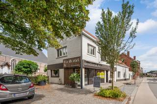 <p>Dit gebouw heeft een gevelbreedte van maar liefst 33 meter en biedt daarmee een grote waaier aan mogelijkheden. Een deel van het gebouw doet momenteel dienst als bakkerij, maar kan mits goedkeuring van een bestemmingswijziging omgevormd worden tot privé woning.</p>
<p>Rust en ruimte zijn slechts 2 van de vele troeven die deze woning biedt. De keuken kan mits een aantal kleine aanpassingen uitgebreid worden naar een grote leefkeuken.</p>
<p>Via de hall komt men in de living met eetgelegenheid, die samen een harmonieus, open geheel vormen en via de glaspartijen voldoende natuurlijk licht binnenlaten. De (trap)hal met aansluitend een gastentoilet, leidt u naar de eerste verdieping. Daar bieden 3 grote slaapkamers – waarvan 1 met airco – u elk op hun beurt voldoende ruimte, waardoor een grote kleerkast kan worden bijgeplaatst.</p>
<p>De nachthal heeft een oppervlakte waarbij nog extra (kast)ruimte kan worden gecreëerd. De badkamer is volledig uitgerust met een hoekbad, douche en dubbele lavabo. Daarnaast is er nog een aparte kamer die kan fungeren als leeshoek, … Ze biedt directe toegang tot het enorme en rustgevend dakterras, waar u in alle privacy kan genieten van de zon.</p>
<p>Op de zolderverdieping van 70 m2 is al deels afgewerkt en biedt nog heel wat mogelijkheden.</p>
<p>We helpen u graag met een gedetailleerde rondleiding, een bezoek zegt immers meer dan 1000 woorden.</p>
<p>Tel 09 274 15 53</p>
<p>Mail floris@cornelis-partners.be</p>