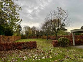 TE HUUR - GAVERE. Ontdek deze charmante villa in het rustige en groene Gavere (Asper), waar comfort en ruimte hand in hand gaan. De...