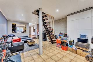 Voor meer info of een bezoek, bel 053 59 49 33 - Op een strategische locatie in Aalst bevindt zich deze op te frissen woning met 4 slaapkamers en...