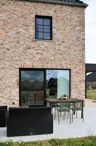 Instapklare, energiezuinige gezinswoning op toplocatie in hartje Peer.<br /><br />Deze eigentijdse woning die duurzaamheid, comfort en een uitstekende ligging combineert, is van 2025 en koop je rechtstreeks van de eerste eigenaar (zonder makelaar). Je betaalt slechts 2% registratierechten.<br /><br />De troeven?<br />• Gelegen in een zeer rustige straat met winkels, scholen, horeca en andere voorzieningen in centrum Peer op wandelafstand<br />• Uitzonderlijk wooncomfort dankzij de energiezuinige warmtepomp, zonnepanelen, vloerverwarming én -koeling op alle verdiepingen. Geen gascontract meer nodig! Extra troef: je geniet nog 4 jaar vrijstelling van onroerende voorheffing dankzij het A+energiepeil!<br />• Supergeïsoleerd, afgewerkt met kwalitatieve materialen, professioneel afgekit, vliegenramen<br />• Professionele wifi-boosters op elke verdieping<br /><br />Indeling:<br />• Ruime inkomhal met gastentoilet<br />• Woonkamer met aansluitend de volledig uitgeruste keuken met zicht op de tuin en aansluiting op het terras.<br />• Achterinkom met veel opbergruimte<br />• Praktische berging/wasplaats<br />• Eerste verdieping met ruime nachthal en drie ruime slaapkamers, waarvan één met inloopdressing.<br />• Apart toilet<br />• Comfortabele badkamer met inloopdouche, dubbele wastafel en stijlvolle anti-condensspiegels<br />• Volledig afgewerkte tweede verdieping met vaste trap, laminaatvloer, vloerverwarming en aansluitingen voor warm en koud water. Zonder ingrijpende werken kan je hier twee extra slaapkamers creëren. Ook als hobbyruimte, bureau, speelkamer of extra bergruimte is deze verdieping ideaal.<br /><br />Buiten:<br />• Aangelegde tuin<br />• Carport met voorziening voor aansluiting laadpaal.<br />• Ruim terras dat uitnodigt om volop van het buitenleven te genieten.<br />• Fundering voor tuinhuis aangelegd, inclusief elektriciteitsaansluiting en een grondwaterput die gekoppeld kan worden aan de regenwaterput van 5.000 liter.<br /><br />De ideale woning voor wie op zoek is naar ruimte, comfort, lage energiekosten en een toekomstbestendige thuis in een gezellige, rustige buurt.