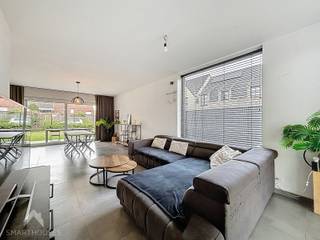 Ontdek deze recente halfopen woning in een rustige, kindvriendelijke buurt waar comfort en licht centraal staan.<br />Je komt binnen via de inkomhal met gastentoilet. De ruime, lichtrijke leefruimte met zit- en eethoek sluit naadloos aan op de volledig geïnstalleerde open keuken. Aansluitend bevindt zich de garage met praktische wasplaats. De onderhoudsvriendelijke tuin met groot overdekt terras vormt een heerlijke plek om te ontspannen, met extra toegang via het zijpoortje. Op de eerste verdieping vind je vier volwaardige slaapkamers. De badkamer is uitgerust met bad, douche en dubbele lavabo. Verder op het verdiep is er een apart toilet.<br />Via het zolderluik bereik je de ruime zolder van ca. 25 m², ideaal als extra bergruimte.<br />Parkeren kan eenvoudig op de oprit. Een instapklare, moderne woning met alle comfort voor het hele gezin!<br /><br />Extra troeven<br /><br />
<ul>
<li>energiezuinig</li>
<li>vloerverwarming op gelijkvloers en 1e verdiep</li>
<li>warmtepomp</li>
<li>regenwaterput 10000 liter</li>
<li>kindvriendelijke buurt</li>
<li>instapklaar</li>
</ul>
<br />Deze woning is te koop ZONDER makelaar via het concept van Smart Houses. Wenst u verdere inlichtingen of een bezoek? Contacteer rechtstreeks de eigenaar via 0474/07.82.88