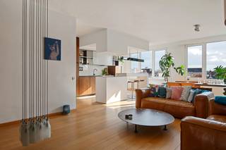 <div>
<div>
<div>
<div>
<p>This excellently finished duplex penthouse on the fourth floor offers exceptional living comfort with a thoughtful layout and abundant natural light. On the first floor, there is a spacious living area with an open kitchen, equipped with all comforts, a first bedroom with an adjoining bathroom, and a separate guest toilet. Thanks to the large windows, the entire floor enjoys a pleasant natural light. On the second floor, there is an open lounge area and a bright office space that provides direct access to a sunny roof terrace of approximately 15 m². Furthermore, there is a second bedroom with a built-in dressing room and a spacious adjoining bathroom. This penthouse stands out for its high-quality finish, ample natural light, practical layout, and the pleasant roof terrace with open views. In short, an ideal living space for those who love space, style, and comfort. The underground parking space in the complex is mandatory to rent for €150 per month (bringing the total rent to €2,200 including parking). The monthly fixed costs amount to €290, while electricity, gas, water, and internet are to be connected by the tenant themselves.</p>
</div>
</div>
</div>
</div>
<div>
<div>
<div><span>Living in the most vibrant neighborhood of the city, yet above the hustle in complete tranquility? Here it is possible! De Wilde Zee is the epicenter of the beautiful shopping streets of Antwerp. Here, you are surrounded by various trendy establishments, restaurants, supermarkets, and very refined delicatessens. In short, all the good things the city has to offer! Additionally, you have several parking options just a few hundred meters away, and public transport within easy reach. <br /><br />EPC: 161kWh/m² UC:3625382</span></div>
</div>
</div>