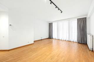 In het hart van Brussel, op een toplocatie nabij de Kunstberg en de Zavel, bevindt zich dit charmante gelijkvloerse appartement met een bewoonbare oppervlakte van ongeveer 69 m². Dankzij de doordachte indeling, de aangename lichtinval en de centrale ligging vormt dit appartement een ideale uitvalsbasis voor wie comfortabel wil wonen in de hoofdstad.<br /><br />Het appartement verwelkomt u via een inkomhal met apart gastentoilet. De ruime leefruimte biedt voldoende plaats voor een gezellige zit- en eethoek en sluit aan op de volledig uitgeruste keuken. Verder beschikt het appartement over een slaapkamer, een badkamer met douche en een aangenaam terras waar u in alle rust kunt genieten van een moment buiten.<br /><br />Mogelijkheid tot het huren van een parkeerplaats. Daarnaast beschikt het gebouw over een gemeenschappelijke fietsenstalling.<br /><br />EPC: D<br /><br />Provisie gemeenschappelijke lasten: €100/maand.<br />Provisie water: €40/maand.<br /><br />De buurt combineert het bruisende stadsleven met een rijk cultureel aanbod. Musea, galerijen, winkels, restaurants en gezellige cafés bevinden zich op wandelafstand. Bovendien zorgen de uitstekende verbindingen met het openbaar vervoer voor een vlotte bereikbaarheid van alle delen van de stad. Een ideale woonomgeving voor wie op zoek is naar comfort, bereikbaarheid en de unieke sfeer van het centrum van Brussel.