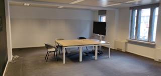 Ready-for-use offices for rent in the heart of the European district. These offices have an outstanding location towards the European institutions, la Place du Luxembourg and several restaurants/bars. The building is also easily accessible by car, by metro (Maelbeek) and by train (Brussels-Luxembourg &amp; Brussels-Schuman).<br /><br />Parking available: 1 per floor à €1.650<br />