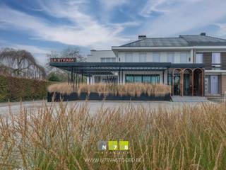 <span><strong>UNIEK HANDELSPAND MET RUIME PARKINGS EN 2 RUIME TERRASSEN OP EEN PERCEEL VAN 21A27CA TE MAASMECHELEN<br /><br />Het handelsgelijkvloers is momenteel in gebruik als horecazaak met 65 zitplaatsen binnen en ca. 40 zitplaatsen buiten.<br />Echter kan het pand perfect dienst doen voor andere handelsdoeleinden. <br /><br />TROEVEN<br /></strong>- Commerciële TOP-ligging! <br />- Gelegen op enkele minuten van de E314. <br />- Ruim handelspand op het gelijkvloers met diverse mogelijkheden! <br />- Energiezuinig pand! EPC-label C! <br />- Ruime parking aan de voorzijde en achterzijde van het gebouw.<br />- Ruime terrassen aan de voorzijde en achterzijde. <strong><br /><br /></strong><strong>KELDERVERDIEPING -1 (101m²): <br /></strong>- Diverse kelderruimten: wijnkelder, drankvoorraad, 2 voorraadkelders, Cv-ruimte, berging. <strong><br /><br />GELIJKVLOERS | HANDELSPAND (234m²) | momenteel ingericht als restaurant:<br /></strong>- Werd onlangs nog volledig gerenoveerd. <br />- Inkomhal: geeft toegang tot het handelspand. <br />- Polyvalente ruimte 1: momenteel gebruikt voor zakelijke gelegenheden, meetings,... doorgang naar terras aan de voorzijde. <br />- Polyvalente ruimte 2: volledig ingerichte bar/toog met alle toebehoren (frigo's, spoelbak,tapkranen,....). <br />- Polyvalente ruimte 3: in gebruik als serveerruimte, in het verlengde van de toogruimte,<br />- Polyvalente ruimte 4: in gebruik als serveerruimte, veel lichtinval dankzij de grote raampartijen, toegang naar het terras aan de achterzijde. <br />- Horecakeuken: volledig ingerichte professionele keuken, alle horeca apparatuur aanwezig, deels open keuken met zicht naar de serveerruimten, tegelvloer. <br />- Gastentoiletten: heren - en damestoiletten voorzien van lavabo, spiegel, onderkastjes. <br />- Afwasruimte, voorraadruimte, vestiaire,... <br /></span><br /><span><strong>EXTERIEUR</strong></span><br /><span>- Ruime parking (voorzijde &amp; achterzijde) <strong><br /></strong>- Ruime terrassen (voorzijde &amp; achterzijde)<br /><br /><strong>INVENTARIS:</strong><br />De inventaris / inboedel kan overgenomen worden. Meer info na afspraak.<br /><br />Bekijkt u deze advertentie via een aanverwante vastgoedsite, surf dan zeker naar onze website <strong>www.N78vastgoed.be</strong> voor een uitgebreide beschrijving en foto's. <strong>Meer info: +32 (0)89 86 18 88 of info@N78vastgoed.be.</strong></span>