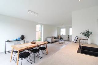 In het rustige Meulebeke in een kindvriendelijk buurt kan u deze hedendaagse nieuwbouwwoning terugvinden. Deze woningen zijn gelegen op een beugscheut van het centrum van Meulebeke en vlakbij invalswegen richting Tielt, Ingelmunster, Dentergem,... Deze hedendaagse landelijke nieuwbouwwoningen zijn voorzien van alle comfort, ruimte en ze zijn bovendien energiezuinig. De woning is volledig instapklaar afgewerkt inclusief schilderwerken, verlichting, laminaat in de slaapkamers en ook de tuin is reeds volledig aangelegd.
<ul>
<li>Vloerverwarming voorzien op het gelijkvloers; </li>
<li>E-peil 30 - 50% korting gedurende 5 jaar op uw onroerende voorheffing; </li>
<li>1 garagebox inclusief; </li>
<li>Tuin volledig aangelegd; </li>
<li>3 ruime slaapkamers;</li>
<li>Schilderwerken, laminaat en verlichting inclusief! </li>
</ul>
Interesse? Contacteer ons!