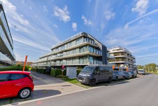 Op een rustige locatie, op korte afstand van het centrum van Nieuwpoort, vindt u dit recente en energiezuinige appartement met twee slaapkamers. Dankzij de instapklare afwerking kunt u hier meteen genieten van een comfortabele en aangename woonomgeving.<br /><br />Het appartement is gelegen op de tweede verdieping en werd ingedeeld als volgt:<br />inkomhal met apart toilet, badkamer met inloopdouche, twee ruime slaapkamers, lichtrijke leefruimte met volledig geïnstalleerde<br />keuken, terras met zicht op de Oude Veurnevaart.<br /><br />Troeven:<br />Instapklaar<br />Gunstig EPC<br />Lichrijk<br />Toplocatie<br />Onderhoudsvriendelijk<br /><br />Interesse in dit pand of wenst u een bezoek ter plaatse? Contacteer ons op 058 77 77 10, graag tot snel!