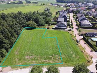 <strong>Exclusieve bouwgrond voor open bebouwing met aanpalend perceel hooiland op topligging in Loenhout (1.925 m²)<br /><br /></strong>Op zoek naar de ideale plek voor uw droomwoning? Ontdek dit mooi perceel bouwgrond van <strong>657 m²</strong>, gelegen in een rustige straat aan de rand van het dorpscentrum van Loenhout. Het naastgelegen perceel hooiland heeft een oppervlakte van <strong>1.268 m²</strong>.<br /><br />Deze bouwgrond (lot 17A) bevindt zich in de <strong>Molenbosweg</strong>, een aangename woonomgeving met vlotte bereikbaarheid en toch omgeven door <strong>bos- en landbouwgebied</strong> - een zeldzame combinatie van rust en nabijheid van alle voorzieningen.<br /><br />Met een straatbreedte van <strong>22,69 meter</strong> en een perceeldiepte van <strong>ca. 37 meter</strong>, biedt dit perceel tal van mogelijkheden voor het realiseren van een <strong>open bebouwing</strong>. Er kan gebouwd worden met een gevelbreedte tot <strong>15,03 meter</strong> en een bouwdiepte van <strong>15 meter</strong>.<br />Daarnaast is er ruimte voorzien voor een garage of bijgebouw, met een maximale oppervlakte van <strong>10% van het perceel</strong>. Ook een gekoppelde garage in de zijtuinstrook behoort tot de mogelijkheden.<br /><br />De grond maakt deel uit van een goedgekeurde verkaveling (vergunning dd. 20/10/2003 – nr. 146/0442(03)) en is gelegen in een straat voorzien van alle nutsvoorzieningen.<br /><br />👉 <strong>Troeven op een rij:</strong><br />
<ul>
<li>Exclusieve, rustige ligging nabij centrum Loenhout</li>
<li>Omgeven door bos- en landbouwgebied</li>
<li>Perceel van 1.925 m² (bouwgrond 657 m² + hooiland 1.268 m²)</li>
<li>Geschikt voor open bebouwing</li>
<li>Goede bouwmogelijkheden</li>
<li>Volledig uitgeruste straat</li>
</ul>
De stedenbouwkundige voorschriften en het verkavelingsplan zijn beschikbaar op eenvoudig verzoek.<br /><br />📞 Interesse? Contacteer ons voor meer info of een afspraak!