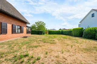 <p><span>Bouwperceel voor open bebouwing.</span></p>
<p><span>Gelegen in een rustige woonwijk, vlakbij de dorpskern.</span><br /><br /><span>- Oppervlakte grond: 698m²</span><br /><span>- Bestemming: ééngezinswoning</span><br /><span>- Breedte aan de straat: 16m</span><br /><span>- Perceelsdiepte: +/- 47m</span><br /><br /><span>De bouwvoorschriften zijn beschikbaar op kantoor.<br /><br /><em>Stedenbouwkundige inlichtingen in aanvraag.</em></span></p>