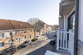 ong&gt;Zeebrugge: Instapklaar 2 slaapkamer appartement met ondergrondse staanplaats te koop in Zeebrugge. <br /><br />Bent u op zoek naar een instapklaar appartement aan de Belgische kust? Dit charmante 2-slaapkamerappartement, gelegen in de Vissersstraat 21 te Zeebrugge, biedt een unieke kans voor zowel particulieren als investeerders. Je geniet hier van een rustige, ruimtelijke omgeving met snelle verbindingen naar Brugge en andere kuststeden. Bovendien biedt de havenstad leuke eetadresjes, brede stranden en prachtige fiets- en wandelroutes langs de kustlijn.<br /><br /><strong>Indeling: </strong><br />Inkomhal, lichtrijke leefruimte met toegang tot het terras, volledig geïnstalleerde open keuken, badkamer met douche en toilet, 2 slaapkamers met toegang tot terras achteraan, ondergrondse staanplaats.<br /><br /><strong>Troeven: </strong>
<ul><li>Volledig instapklaar.</li><li>Ondergrondse staanplaats inbegrepen.</li><li>Recent gebouw.</li><li>Goede verhuurmogelijkheden. </li></ul>
Meer informatie? Contacteer Ayita via 0496 13 43 12!