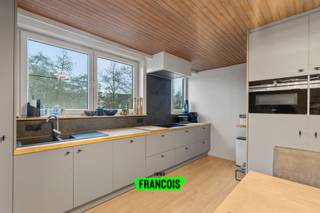 Deze ruime bel-etage gezinswoning is gelegen op een gegeerde locatie tussen de Vicognewijk en Bredene-Dorp. U heeft talrijke faciliteiten in de buurt en bevindt zich toch in een rustige omgeving. <br /><br />De leefruimte vormt het centrale hart van de woning. Ze bevindt zich op de eerste verdieping en geniet een ruim oppervlak. U heeft tal van plaats voor een eet-en leefruimte. Dankzij de brede raampartijen aan weerszijden, is er steeds een aangename lichtinval. Aansluitend is er de moderne keuken, met tal van werkruimte en apparatuur. <br /><br />U heeft hier tevens een riant zonneterras verdeeld over twee niveaus. <br /><br />In totaal zijn er drie volwaardige slaapkamers, waarvan één op heden ingericht is als praktijkruimte. De badkamer is uitgerust met een grote inloop (regen-)douche. <br /><br />Er is een handige berging met aansluiting voor een wasmachine aanwezig. <br /><br />De woning beschikt ook nog over een grote, zonnige tuin met een gras-en terras gedeelte.<br /><br />Het pand heeft heel wat extra troeven. Zo is ze zeer energiezuinig (EPC B, talrijke zonnepanelen,…). Daarenboven is er naast de gewone garage nog een riante werkplaats met aparte toegangspoort die zich perfect leent tot atelier, , hobbyruimte,… . Doorheen het pand beschikt u over fraai maatwerk die de nodige bergruimte bieden.<br /><br />Bent u op zoek naar een ruime gezinswoning, die volledig instapklaar is en u daarenboven talrijke extra mogelijkheden biedt? Aarzel dan niet en neem contact op voor meer info of een afspraak!<br /><br />