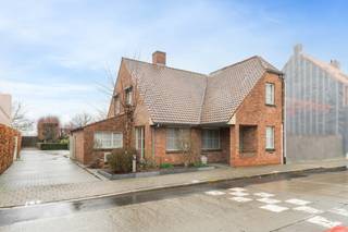 Halfopen bebouwing in het hartje van Lendelede te koop!<br />Ontdek deze ruime halfopen bebouwing met een bewoonbare oppervlakte van 183m² gelegen op een perceel van 590 m² met oprit en inpandige garage! <br />U komt binnen via de inkomhal. Op het gelijkvloers vindt u de gezellige leefruimte met massief parket, eetkamer en keuken met toegang tot de tuin. Vervolgens heeft u de badkamer met een douche, bad en dubbele lavabo, gastentoilet en eerste slaapkamer. Er is een ruime wasruimte/berging aanwezig met toegang tot de inpandige garage. Op de eerste verdieping bevinden zich een toilet, drie slaapkamers en een bergruimte.<br /><br /><u>Troeven</u><br />+HOB met oprit<br />+ slaapkamer op gelijkvloers<br />+inpandige garage<br />+ uitstekende locatie, hartje Lendelede<br />+ supermarkt/apotheek/winkels op wandelafstand<br /><br />Benieuwd naar deze woning? Neem contact op met Louise! Bel 0496 08 08 00 of mail louise@immo-lys.be voor meer informatie of een afspraak.<br /> 