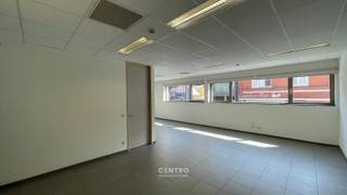 <span><span><strong><u>Volledig vernieuwd, klassevol ingericht en voorzien van gemeenschappelijke faciliteiten. U kunt als huurder per direct aan de slag.</u></strong><br /><br /><strong><u>AFWERKING: </u></strong><br />Bevloering met keramische tegels - grote glaspartijen (veel lichtinval) - verlaagd plafond met ingewerkte AIRCO-modules en TL-lampen - aluminium schrijnwerk met dubbele beglazing.<br /><br /><strong><u>Algemeen</u>:</strong><br />Zeer degelijke afwerking! Smaakvol ingericht, PLUG &PLAY!<br /><br /><u><strong>PRIJS = ALL-IN!!!</strong></u><br />Inclusief:<br />- Maandelijkse huur<br />- Verbruik nutsvoorzieningen (water, elektriciteit, verwarming)<br />- Onroerende voorheffing<br />- Gebruik en onderhoud van de gemeenschappelijke ruimten (hallen, sanitair, volledig geïnstalleerde keuken/refer, ...)<br /> <br /><strong><u>NUTSVOORZIENINGEN:</u> </strong><br />Stads -en regenwater - elektriciteit - telefonie/internet - AIRCO (warm/koud) - bekabeling voor netwerk.<br /><br /><strong><u>BESTEMMING:</u></strong> <br />Handel, kantoor, diensten, vrij beroep, ...<br /><br /><strong><u>LIGGING:</u></strong> <br />Op zichtlocatie op de markt van Knesselare! <br /> </span></span><br /><span><u><span>* Bijzonderheden:</span></u><br /><span>- Voldoende parkeergelegenheid.<br />- Huurprijs is inclusief alle kosten. Voordeel als huurder is een <strong>PERFECT overzicht op de werkelijke kostprijs, geen verrassingen achteraf.</strong><br />- Onze referentie: <strong>O0092-2C</strong> op <strong>www.centro.be </strong>of contacteer ons via <strong>050/70.01.02</strong> voor meer info.</span></span>