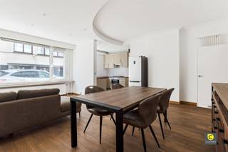 <p><span>Appartement clé en main au rez-de-chaussée de Klein-Antwerpen</span></p><p><span>Vous êtes à la recherche d'un appartement confortable et pratique dans un quartier animé d'Anvers ? Découvrez ce charmant appartement au rez-de-chaussée de la rue Antoon Van Dyckstraat 76, idéalement situé dans le quartier populaire de Zurenborg, à quelques pas des magasins, des restaurants, des transports en commun et des voies d'accès. De plus, le parc de la ville se trouve à seulement 4 minutes de marche, idéal pour une promenade quotidienne ou pour se détendre dans la verdure.</span></p><p><span>Dès l'entrée, le sol carrelé bleu foncé du hall d'entrée attire immédiatement le regard et donne un accès élégant au reste de l'appartement. À gauche se trouve l'espace de vie lumineux sur parquet, où vous trouverez également une cuisine beige entièrement installée avec tous les équipements nécessaires pour un confort contemporain.</span></p><p><span>Plus loin dans le couloir, où se trouve un WC séparé pour les invités, vous entrez dans la chambre à coucher spacieuse avec des armoires encastrées. A côté se trouve un débarras pratique avec des connexions pour la machine à laver et le sèche-linge dissimulées discrètement et commodément.</span></p><p><span>La salle de bains est entièrement carrelée et dispose d'une baignoire avec pommeau de douche.</span></p><p><span>Principaux atouts :</span></p><ul><li><span>Conforme aux normes d'électricité </span></li><li><span>Sans amiante</span></li><li><span>Fenêtres en PVC à double vitrage</span></li><li><span>Score EPC D (facilement amélioré par une simple isolation du plafond du sous-sol)</span></li><li><span>Excellente situation : rue calme dans un quartier dynamique</span></li><li><span>Parc municipal à 4 minutes à pied</span></li></ul><p><span>Que vous soyez à la recherche de votre premier logement, d'un investissement ou d'un pied-à-terre dans la ville, cet appartement offre confort, sécurité et potentiel dans un emplacement exquis.</span></p><p><span>Ne manquez pas cette opportunité, prenez rendez-vous pour visiter dès aujourd'hui !</span></p>