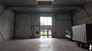 <h1><span>Prachtige nieuwbouw KMO-unit van 300 m² te huur</span></h1>
<p><span>Bent u op zoek naar een moderne en uitstekend gelegen bedrijfsruimte? Deze recente KMO-unit van </span><strong><span>300 m²</span></strong><span> biedt een ideale combinatie van opslag-, werk- en logistieke mogelijkheden.</span></p>
<p><span>Met een </span><strong><span>vrije hoogte van 6 meter</span></strong><span> is de unit perfect geschikt voor verticale opslag. Daarnaast beschikt het magazijn over een </span><strong><span>sectionale poort</span></strong><span>, wat een vlotte toegang voor leveringen en transport garandeert.</span></p>
<p><span>De unit maakt deel uit van het kwalitatieve </span><strong><span>KMO-park Zuiderdijk</span></strong><span>, strategisch gelegen langs het </span><strong><span>Kanaal Dessel-Schoten</span></strong><span> in </span><strong><span>Rijkevorsel</span></strong><span>. Dankzij de centrale ligging in de Noorderkempen geniet u van een uitstekende bereikbaarheid.</span></p>
<p><span>Buiten is er ruime geasfalteerde parkeer- en manoeuvreerruimte voorzien. Bij de unit horen </span><strong><span>3 privatieve parkeerplaatsen</span></strong><span>.</span></p>
<h2><span>Financiële voorwaarden</span></h2>
<ul>
<li><strong><span>Huurprijs:</span></strong><span> € 1.490 per maand</span></li>
<li><strong><span>Maandelijks forfait gemeenschappelijke kosten (VME):</span></strong><span> € 165</span></li>
</ul>
<p><span>Dit forfait omvat onder meer:</span></p>
<ul>
<li><span>Brandbeveiliging</span></li>
<li><span>Brandverzekering van het gebouw</span></li>
<li><span>PIDPA-hydranten (brandbeveiliging)</span></li>
<li><span>Schoonmaak van de gemeenschappelijke terreinen en ramen</span></li>
<li><span>Huisvuilverwerking</span></li>
<li><span>Onderhoud van sanitair en verwarming</span></li>
<li><span>Erelonen van de syndicus</span></li>
</ul>
<p><span>De jaarlijkse afrekening van deze kosten gebeurt in juni.</span></p>
<p><strong><span>Onroerende voorheffing (AJ 2026):</span></strong></p>
<ul>
<li><span>Gebouw (Unit 5): € 1.200</span></li>
<li><span>3 parkeerplaatsen: € 15</span></li>
</ul>
<p><span>De huurder staat zelf in voor de kosten van elektriciteit en water.</span></p>
<h2><span>Contractvoorwaarden</span></h2>
<ul>
<li><span>Contract van terbeschikkingstelling </span><span>exclusief 21% btw.</span></li>
<li><span>Maandelijkse betaling via domiciliëring.</span></li>
<li><span>Factuur wordt maandelijks bezorgd.</span></li>
<li><span>Huurwaarborg: 3 maanden huur op een geblokkeerde rekening.</span></li>
<li><span>In principe wordt een overeenkomst afgesloten voor een duurtijd van 9 jaar, met de mogelijkheid tot opzeg om de 3 jaar mits een opzegtermijn van 6 maanden. Bij het uitblijven van een opzeg wordt de overeenkomst telkens met 3 jaar verlengd, met een maximale totale looptijd van 9 jaar.</span></li>
</ul>
