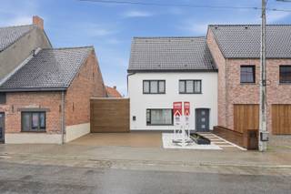 [[ DIT PAND NEEMT DEEL AAN DE ERA OPEN HUIZEN DAG OP 19/9 VAN 9:30 TOT 10:30 ]]
<p>Op zoek naar een instapklare gezinswoning waar ruimte, comfort en energiezuinig wonen samenkomen? Deze charmante halfopen woning in Hooglede biedt het allemaal. Gelegen in een rustige, residentiële omgeving geniet u hier van een aangename woonomgeving, een praktische indeling en een prachtig aangelegde tuin met veel privacy.</p>

<p>Bij binnenkomst valt meteen de verzorgde en uitnodigende uitstraling op. De lichtrijke leefruimte met ingemaakte kasten sluit mooi aan op de volledig uitgeruste keuken, wat zorgt voor een gezellige en praktische leefomgeving.</p>

<p>De woning beschikt over <strong>vier slaapkamers</strong>, waaronder een master bedroom met dressing en airco. Op de eerste verdieping bevinden zich drie slaapkamers en een <strong>badkamer met toilet</strong>. Daarnaast zijn er nog <strong>twee extra badkamers</strong>, wat zorgt voor extra comfort en flexibiliteit voor het hele gezin.</p>

<p>Ook buiten is het volop genieten. De zuidgerichte tuin met terras en tuinhuis vormt een heerlijke plek om te ontspannen, te spelen met de kinderen of gezellig samen te zijn met familie en vrienden.</p>

<p>Op vlak van energie en comfort scoort deze woning uitstekend met <strong>EPC-label B, conforme zonnepanelen, een conforme elektrische installatie, thuisbatterij en een laadpaal voor de elektrische wagen</strong>. De garage met sectionale poort, extra parkeergelegenheden, kelder en zolder zorgen bovendien voor de nodige bergruimte en praktisch gemak.</p>

<p>Een ideale thuis voor gezinnen die comfortabel, energiezuinig en zorgeloos willen wonen. Ontdek zelf de ruimte, het comfort en de charme van deze prachtige woning!</p>