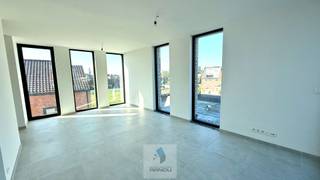 Op een uitstekende locatie te Deinze bevindt zich dit nieuwbouw penthouse appartement, momenteel in de laatste <strong>afwerkingsfase</strong>. Dankzij de centrale ligging geniet u van een vlotte bereikbaarheid naar het station van Deinze, diverse winkels, scholen, horeca en de E17 waardoor zowel Gent als Kortrijk gemakkelijk bereikbaar zijn.<br /><br />Het appartement typeert zich door zijn overvloedige lichtinval, moderne afwerking en <strong>twee ruime zonneterrassen</strong>.<br />Via de inkomhal betreedt u de aangename leefruimte met grote raampartijen en directe toegang tot een ruim privatief terras. De open ingerichte keuken sluit aan op de leefruimte. Aansluitend bevindt zich een praktische berging met aansluiting voor een wasmachine.<br /><br />Verder beschikt het appartement over<strong> twee volwaardige slaapkamers</strong>, die beide toegang bieden tot een tweede ruim terras. De moderne douchekamer, het aparte toilet en de doordachte indeling zorgen voor optimaal wooncomfort.<br /><br />Dankzij de energiezuinige technieken waaronder vloerverwarming, geniet u van een aangenaam binnenklimaat en een beperkt energieverbruik.<br /><br />Het appartement wordt volledig geschilderd opgeleverd en zal voorzien zijn van LED-verlichting en gordijnrails zodat u meteen zorgeloos kunt verhuizen. <em>EPB nieuwbouw i.a.</em><br /><br />Daarnaast is er een gemeenschappelijke fietsenberging aanwezig en bestaat de mogelijkheid om een privatieve autostandplaats achter het gebouw bij te huren.<br /><br />Huurprijs te vermeerderen met 35 EUR provisie voor de gemeenschappelijke kosten en 25 EUR provisie voor de collectieve verwarming.<br /><br />Beschikbaar vanaf 01/10/2026.<br /><br /><em>Aangezien het appartement zich momenteel nog in de afwerkingsfase bevindt worden <u>bezoeken </u>georganiseerd <u>vanaf 18 augustus 2026</u>. Wenst u als één van de eersten dit prachtige nieuwbouwappartement te ontdekken? Neem dan contact met ons op voor meer informatie of om uw bezoekmoment vast te leggen.</em>