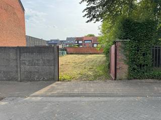 <p><span>Zeer rustig gelegen bouwgrond (623m²) voor de realisatie van een ruime halfopen bebouwing met veel lichtinval en een gevelbreedte van 6,52 meter. Afmetingen bouwperceel: breedte straatkant 9,58 meter, breedte tuin achteraan 17,71 meter, gemiddelde diepte perceel 44,6 meter. Volgende bouwvoorschriften zijn hier van toepassing: 17 meter bouwdiepte op het gelijkvloers, 13 meter op de eerste verdieping en 9 meter onder het schuine dak. De achtertuin kan via een zijweg rechts naast de bouwvrije zijtuinstrook van de op te richten woning volledig ontsloten worden. Volgens de verkavelingsvoorschriften behoort het plaatsen van een zwembad in de achtertuinstrook tot de mogelijkheden. Met zijn ligging in een rustige straat, vlak naast de muur en het groen van het Heemmuseum Bystervelt , op wandelafstand van school, openbaar vervoer en centrum is deze locatie de ideale locatie om uw droomwoning te realiseren. </span></p><p><span> </span></p><p><span>Troeven:</span></p><p><span> </span></p><p><span>+ rustige en groene omgeving</span></p><p><span>+ realisatie van ruime woning met veel lichtinval mogelijk</span></p><p><span>+ centrum, openbaar vervoer en school op wandelafstand</span></p><p><span>+ goede verbinding naar A12 en E19</span></p><p><span> </span></p><p><span>Kom niet 'TE LAET' en maak een afspraak via info@immodelaet.be of 03/644.00.88.</span></p><p><span> </span></p>