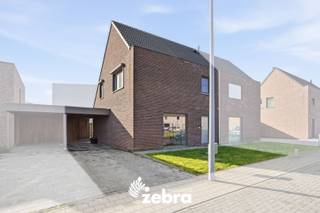 Het bezoekmoment gaat door op zaterdag 28 maart 2026 (enkel op afspraak).<br /><br />In een kindvriendelijke, doodlopende wijk met wandelpaadjes, speelpleintjes en vlak bij het Sterrebos bevindt zich deze recente en instapklare woning uit 2019, op korte afstand van het centrum van Rumbeke. Dankzij de gunstige ligging met winkels in de nabije omgeving en de Rijksweg, geniet je hier van een vlotte bereikbaarheid, terwijl je toch in een rustige woonomgeving woont.<br /><br />Bij binnenkomst word je verwelkomd in de inkomhal met gastentoilet, die uitgeeft op de lichtrijke woonkamer met zonnescreens en een volledig geïnstalleerde open keuken. Aansluitend aan de keuken bevindt zich een praktische berging.<br />Op de eerste verdieping bevinden zich drie volwaardige slaapkamers met automatische rolluiken, een apart toilet en een badkamer met ligbad, douche en een dubbel lavabomeubel.<br />Daarnaast is er nog een ruime zolderruimte voorzien die perfect kan dienen als extra bergruimte.<br /><br />De woning beschikt over een privatieve oprit voor 3 wagens met carport en tuinhuis, een aangename zuidgerichte tuin met terras, een regenwaterput, zonnepanelen, ventilatiesysteem en EPC-label A.<br /><br /><strong>Ook wild geworden van deze thuis?<br />Twijfel niet langer en leg vandaag nog uw bezoek vast!</strong>