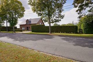 Bent u op zoek naar een ruime woning met een landelijke ligging, een gezellige tuin en tal van mogelijkheden? Dan is deze open bebouwing zeker een bezoek waard! Deze ruime woning is gelegen op een perceel van 760 m² en beschikt over een bewoonbare oppervlakte van maar liefst 210 m². Dankzij de praktische indeling, de grote leefruimtes en de vele bergruimtes biedt deze woning alle troeven voor wie comfortabel en ruim wil wonen. Indeling: Op het gelijkvloers wordt u verwelkomd in de inkomhal met apart gastentoilet. De ruime woonkamer sluit naadloos aan op de veranda, waar u heerlijk kunt genieten van het zicht op de tuin. Verder beschikt de woning over een geïnstalleerde keuken, een praktische berging/wasplaats en een ruime garage. Op de eerste verdieping bevindt zich een ruime nachthal die toegang geeft tot drie grote slaapkamers en een badkamer, uitgerust met een douche, ligbad en toilet. Ook aan bergruimte is er geen gebrek. De woning beschikt over een ruime zolder en een kelder, ideaal voor extra opslagruimte. Buiten geniet u van een gezellige tuin waar u in alle rust kunt ontspannen. De aanwezigheid van een serre en een tuinhuis biedt bovendien extra mogelijkheden voor tuinliefhebbers en hobbyisten.<br />Belangrijke troeven: Ramen met dubbel glas en rolluiken, Volledig nieuwe centrale verwarmingsinstallatie, tussenvloer uitgevoerd in betonnen gewelf, vernieuwd dak, enz…<br />Interesse? Bent u op zoek naar een ruime gezinswoning met een landelijke uitstraling, een aangename tuin en heel wat praktische troeven? Maak dan zeker een afspraak voor een bezoek en ontdek zelf de mogelijkheden van deze woning!<br />referentie: 5734