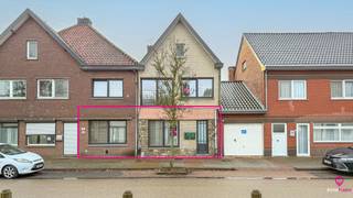 <div>Bij ImmoFusion 7/7 “open huis” : klik op onze 3D-TOUR.</div>
<div>Ervaar vastgoed alsof je er zelf doorloopt!</div>
<div></div>
<div>In een kleinschalige residentie bestaande uit slechts twee appartementen bevindt zich dit volledig vernieuwde gelijkvloerse appartement in Heusden. Dankzij de grondige renovatie in 2012 is deze appartement volledig instapklaar en geldt er geen renovatieplicht.</div>
<div>Bij het binnenkomen heeft u via de inkomdeur rechtstreeks toegang tot uw privatieve appartement. De lichtrijke leefruimte sluit naadloos aan op de keuken, wat zorgt voor een aangenaam en open gevoel.</div>
<div>Vanuit de woonkamer bereikt u de eerste slaapkamer. De tweede slaapkamer is toegankelijk via de keuken, wat ook ideaal kan zijn als bureau, hobbyruimte of kinderkamer.</div>
<div>De keuken werd vernieuwd met een kwalitatieve Xena-keuken en biedt toegang tot het terras en de aangename tuin — perfect om te genieten van rust en privacy.</div>
<div></div>
<div>Pluspunten:</div>
<div></div>
<div><span> - Een praktische berging</span></div>
<div><span> - Een badkamer met ligbad</span></div>
<div><span> - Vernieuwde binnendeuren</span></div>
<div><span> - Geïsoleerd dak</span></div>
<div><span> - Vernieuwde water- en elektriciteitsleidingen </span></div>
<div><span> - Ventilatiesysteem C en D</span></div>
<div><span> - Geen renovatieplicht </span></div>
<div><span> - Gelijkvloers met tuin en terras</span></div>
<div>- Gasverwarming</div>
<div><span> - Kleinschalige residentie (slechts 2 appartementen)</span></div>
<div><span> - Instapklaar</span></div>
<div></div>
<div>Voor een bezichtiging ter plaatse of meer info, bel ons op 078/78.78.70, of kom gewoon binnen op ons kantoor, steeds welkom!</div>
<div></div>