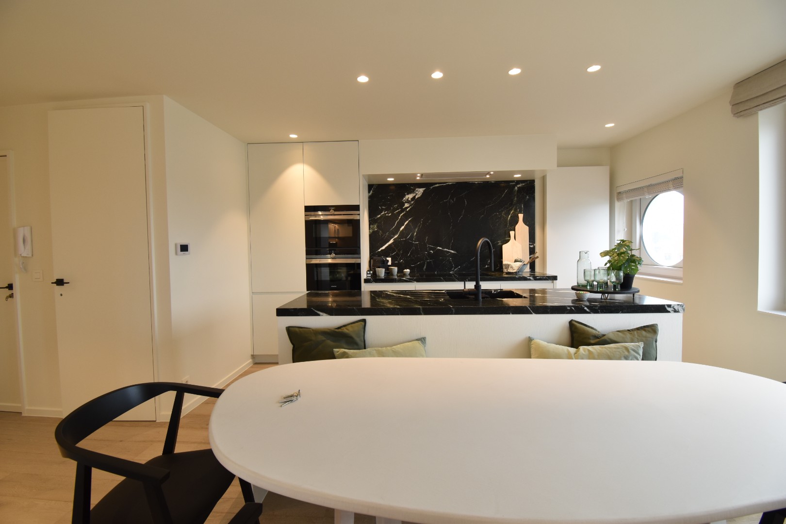 PRACHTIG GERENOVEERD APPARTEMENT MET OPEN ZICHT OP HET ZEGEMEER TEGENOVER LA RESERVE. - foto 5