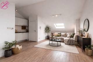Charmante studio op een zucht van het KMSKA<br /><br />De ligging van deze studio kunnen we met een gerust hart absoluut top noemen. Hier woon je op een zucht van het KMSKA, het nieuwe Zuidpark, de Scheldekaaien en — niet onbelangrijk, de Marnixplaats!<br />Net buiten de deur duik je meteen de gezellige drukte in van terrasjes, leuke restaurants, winkelstraten … en alles wat het gegeerde Zuid te bieden heeft.<br />Ook qua mobiliteit zit je hier goed: er zijn stadsfietsen in de straat, een tram- en bushalte in de directe omgeving en de verbindingswegen zijn vlot bereikbaar.<br /><br />De studio is gelegen op de vierde (en hoogste) verdieping van een kleinschalig gebouw zonder lift, waar elk appartement beschikt over individuele meters voor gas, water en elektriciteit en individuele verwarming. Een garantie voor lage maandelijkse kosten.<br />De studio bestaat uit een open, ingerichte keuken en een ruime leef/slaapruimte met de mogelijkheid tot het maken van een afzonderlijke slaapkamer of slaaphoek. De badkamer is voorzien van een douche, toilet en lavabo en beschikt over de aansluiting voor een wasmachine.<br /><br />Belangrijkste troeven:<br /><br />-Gezellig, authentiek gebouw <br /><br />-Lage maandelijkse kosten (individuele verwarming, geen lift en afzonderlijke meters)<br /><br />-Asbestveilig en conforme elektriciteit <br /><br />Verplichte vermeldingen:<br />EPC = 156 kWh/m²<br />P-score: A G-score: A<br />Stedenbouwkundige inlichtingen: VG-WG-GDV-GVKR-GVV