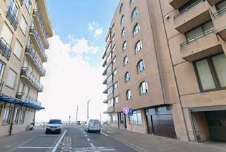 <p><strong>Zeer gunstig gelegen autostaanplaats te huur op de Zeedijk van Knokke!</strong></p>
<p>De staanplaats bevindt zich in een residentieel gebouw <strong>rechtstreeks aan de Zeedijk</strong>. Via een <strong>ruime en niet-steile helling</strong> bereikt u eenvoudig niveau -1. Van daaruit brengt een <strong>autolift</strong> u comfortabel naar niveau -2, waar de autostaanplaats zich bevindt.</p>
<p></p>
<p>De toegang tot de garage is voorzien via een <strong>zijstraat</strong>, wat zorgt voor een vlotte bereikbaarheid.</p>
<p></p>
<p><strong>Troeven:</strong></p>
<ul>
<li>Toplocatie aan de Zeedijk van Knokke</li>
<li>Autostaanplaats op niveau -2</li>
<li>Gemakkelijke toegang via een niet-steile helling</li>
<li>Autolift van niveau -1 naar -2</li>
<li>Toegang via zijstraat</li>
<li>Onmiddellijk beschikbaar</li>
<li><strong>Huurprijs: €185/maand</strong></li>
</ul>
<p></p>
<p>Ideaal voor wie op zoek is naar een <strong>veilige en praktische parkeeroplossing op wandelafstand van de Zeedijk en het centrum van Knokke.</strong></p>