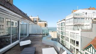 Exclusief bij Cambier De Nil - Instapklaar duplexappartement met zijdelings zeezicht, hartje Zoute.<br /><br />Indeling: Hal met vestiaire en toilet. Benedenverdieping: Keuken, ruime woonkamer met veel lichtinval en gezellige zithoek, met zowel zijdelings zicht op zee en zicht over het Zoute. Ruim zonneterras achter- en vooraan. Bureauruimte. Bovenverdieping: Masterbedroom met ingemaakte kasten, extra bergruimte en toegang tot een ruime badkamer (ligbad, lavabo en toilet).Tweede volwaardige slaapkamer met ingemaakte kasten en douchekamer. Zuidwest georiënteerd terras achteraan.<br />Privatieve kelder en praktische berging voor wasmachine en droogkast. Gemeenschappelijke fietsenberging in de residentie met stelplaats voor één fiets. <br />Mogelijkheid aankoop garage in nabije omgeving.<br /><br />Absoluut te bezoeken!<br /><br />EPC: 204 kWh/m² jaar / UC: 20240229-0003155721-RES-1