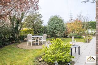 Deze charmante gelijkvloerse woning met hellend dak is rustig gelegen in een aangename woonwijk in Heusden en biedt een mooie combinatie van ruimte, licht en functionaliteit. Bij het betreden van de woning komt u in een verzorgde inkomhal die toegang geeft tot de lichtrijke leefruimte met open haard, waar grote raampartijen zorgen voor een aangename connectie met de tuin. Aansluitend bevindt zich de eetplaats en de praktische keuken, die uitgerust is met voldoende kastruimte en zicht biedt op de buitenomgeving. De woning beschikt over 2 slaapkamers, elk met een comfortabele oppervlakte en veel natuurlijk licht. De badkamer is functioneel ingericht en voorzien van zowel een bad als een douche. Daarnaast is er een apart gastentoilet aanwezig. De woning biedt veel mogelijkheden, maar vraagt een opfrissing, waardoor u ze volledig naar eigen smaak kan inrichten. Buiten geniet u van een aangename tuin met terras, ideaal om in alle rust te ontspannen. Daarnaast is er een garage en extra bergruimte aanwezig en huidig de wasmachines herbergt, wat bijdraagt aan het praktische karakter van de woning. Dankzij de rustige ligging en de goede bereikbaarheid van winkels, scholen en invalswegen vormt deze woning een interessante opportuniteit voor wie op zoek is naar een woning met potentieel in een groene en residentiële omgeving. Bezoekdag: 09/05. Inschrijven via mail naar tommy@immo-home.be, geen telefonische inschrijvingen! Volg ons op Fb en Insta. Voor meer info: www.immo-home.be. GRATIS SCHATTING &amp; GRATIS FINANCIEEL ADVIES