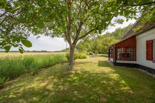 Het landhuis is gelegen langs de oevers van het Damse stuk van het Leopoldkanaal tussen de charmante polderdorpen Moerkerke en Oostkerke.De typische...