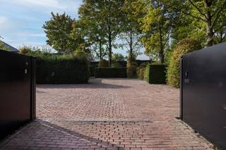 In een rustige omgeving in Lendelede bevindt zich deze uitzonderlijk goed onderhouden laagbouwwoning, gebouwd in 1972 naar het ontwerp van...