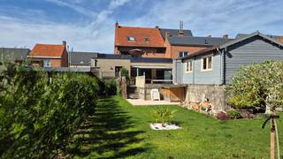 Ontdek deze charmante en ruime gelijkvloerse woning, ideaal gelegen in het centrum van het dorp. Hier geniet je van comfort, ruimte en een vleugje luxe – allemaal op wandelafstand van winkels, scholen en voorzieningen.<br />De woning beschikt over een lichtrijke leefruimte, twee gezellige slaapkamers en een recent vernieuwde badkamer. Een praktische kelder en aparte wasruimte maken het dagelijkse leven extra comfortabel.<br />Buiten word je verwend met een zuidgericht terras, een aangelegd tuintje en als kers op de taart: een zwembad met tuinhuis. De ideale plek om te ontspannen of vrienden en familie te ontvangen.<br />Dankzij de zonnepanelen woon je bovendien energiezuiniger en duurzamer.<br />💡 Extra troeven:<br />Dankzij de gelijkvloerse indeling is de woning ook uitstekend geschikt als zorgwoning.<br />Met een aparte inkom en huisnummer biedt ze bovendien mogelijkheden voor een bijberoep of praktijkruimte.<br />Deze woning heeft zoveel mogelijkheden dat je ze écht zelf moet komen ontdekken. Maak snel een afspraak en laat je verrassen!