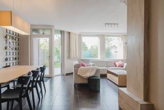 Wonen in alle rust en toch vlak bij het bruisende hart van Heule, Kortrijk en Kuurne? <br />Deze charmante woning in de Ieperstuk combineert het beste van beide werelden. Gelegen in een rustige, kindvriendelijke straat met speelkarakter, geniet u hier van een aangename woonomgeving.<br /><br />Vooraan beschikt de woning over een inpandige garage met eigen parkeerplaats. De inkomhal biedt toegang tot de garage met daarboven een praktische zolderruimte, een gastentoilet en een berging met ingemaakte kasten. We gaan door naar de lichtrijke leefruimte met gashaard, ideaal voor gezellige momenten. Aansluitend bevindt zich de volledig uitgeruste leefkeuken aan de voorzijde.<br />Via de achterdeur bereikt u het terras met elektrisch luifel, extra bergkasten en een zuidoostgerichte tuin waar u optimaal van de zon &amp; stilte geniet. <br /><br />Op de verdieping leidt de nachthal naar drie volwaardige slaapkamers en een badkamer met ligbad voorzien van douchewand, dubbele lavabo en toilet. Extra praktisch is de ensuite wasberging met ingebouwde kasten en ruimte om te wassen, plooien en strijken.<br /><br />Bijkomende troeven zijn de regenwaterput van 3.000 liter en overal rolluiken. Een instapklare woning met een warme, ontspannen sfeer op een topligging.<br /><br /><br />Waarom net dit aanbod overwegen?<br /><br />✔ speelstraat <br />✔ rustige buurt<br />✔ lichtrijke leefruimte<br />✔ veel bergruimtes<br />✔ EPC C<br />✔ rolluiken<br />✔ elektrisch luifel terras<br />✔ regenput 3.000 l<br /><br />Interesse, bel 0471 69 44 30<br />Attesten &amp; documenten: www.nestr.be