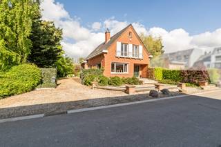 <p><strong>Te koop in Merchtem: open bebouwing met 4 slaapkamers</strong></p>
<p>Deze open bebouwing is rustig gelegen in een doodlopende straat nabij het centrum van Merchtem en openbaar vervoer. De woning biedt ruime leefruimtes, een praktische indeling en beschikt over een slaapkamer op het gelijkvloers. Daarnaast kan de bureauruimte eenvoudig ingericht worden als vierde slaapkamer. De grote tuin en de ruime kelder en zolder zorgen voor heel wat extra ruimte en opbergmogelijkheden. Nabijgelegen gemeenten zoals Meise, Opwijk, Asse en Londerzeel zijn bovendien vlot bereikbaar.<br /><strong>Belangrijkste ruimtes:</strong><br />• Ruime woonkamer met open haard<br />• Keuken met dampkap<br />• Bureauruimte / slaapkamer (14 m²)<br />• Drie slaapkamers (16 m², 19 m² en 10 m²)<br />• Badkamer met douche en enkele wastafel<br />• Apart toilet<br />• Berging<br />• Grote garage<br />• Kelder met aansluitingen voor wasmachine en droogkast<br />• Zolder<br /><strong>Troeven:</strong><br />• Rustig gelegen in een doodlopende straat<br />• Grote tuin met tal van mogelijkheden<br />• Veel opbergruimte dankzij de kelder en zolder</p>
<p><strong>Wens je een bezoek? Contacteer ERA LEUS &amp; TOYE via 02/335.11.12 en plan een afspraak met Gilles Sato.</strong></p>
<p><strong>JOUW DROOMHUIS. ZO GEVONDEN!</strong></p>