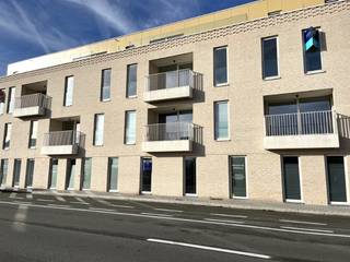 <strong>Modern BEN-appartement met 2 slaapkamers, terras en staanplaats</strong><br />Op zoek naar een comfortabel en energiezuinig appartement? Dit instapklare appartement van ca. 92 m², gelegen op de eerste verdieping, biedt een aangename combinatie van ruimte, licht en hedendaags wooncomfort.<br />De ruime leefruimte met open, volledig uitgeruste keuken geeft rechtstreeks uit op het terras. Daarnaast zijn er 2 slaapkamers, een badkamer, afzonderlijk toilet en praktische berging.<br />Met vloerverwarming, lucht-water warmtepomp, zonnepanelen en hoogwaardige isolatie geniet u hier van een BEN-appartement met een zeer laag energieverbruik. Het appartement wordt volledig geschilderd en met verlichting opgeleverd.<br />Als extra troef beschikt het afgesloten domein over een gemeenschappelijke tuin, petanquebaan en fietsenberging. Een eigen autostaanplaats is inbegrepen.<br /><strong>Huurprijs: € 890 + € 70 syndic/maand.</strong>