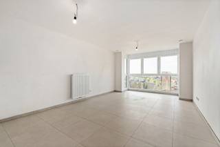 <p><strong>Nieuwbouw 1-slaapkamerappartement te huur – Residentie TRAPEGEER</strong></p>

<p>Dit modern nieuwbouwappartement is gelegen op de <strong>zesde verdieping</strong> in Residentie TRAPEGEER. De residentie telt slechts zeven appartementen en bevindt zich in het centrum van De Panne, op wandelafstand van strand, winkels en openbaar vervoer.</p>

<p><strong>Indeling:</strong><br />Lichtrijke, zongerichte woonkamer met open, volledig uitgeruste keuken. Eén slaapkamer en een moderne badkamer voorzien van inloopdouche en toilet. </p>

<p><strong>Troeven:</strong><br />• Nieuwbouw en instapklaar<br />• Dichtbij openbaar vervoer<br />• Lift aanwezig en slechts één appartement per verdieping voor optimale rust en privacy</p>

<p>Interesse? Contacteer <strong>Soraya</strong> via <strong>soraya@servimoholidays.be</strong> of <strong>058/22.41.70</strong>.</p>