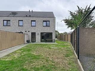 Grote Baan 226/D: BEN-woning met indeling als volgt: 

Inkomhal met vestiaire en gastentoilet, lichtrijke leefruimte met een open moderne keuken (vaatwasmachine aanwezig), praktische berging met aansluiting wasmachine, charmante tuin met carport. Via de carport heeft u direct toegang tot de woning. 3 ruime slaapkamers, badkamer met bad en douche, ruime zolder met vaste trap. 

Beschikbaar vanaf 1/11
€1250 