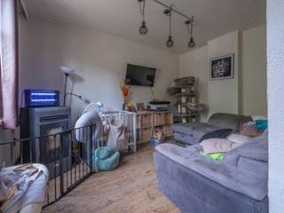<strong>HALFVRIJSTAANDE WONING OP EEN PERCEEL VAN 5A70CA TE GENK.<br /><br />BEZOEKMOMENT <br /></strong>21/09/2026 tussen 17u00 & 19u00: graag vooraf inschrijven via info@n78vastgoed.be of 089/86.18.88. <br /><br /><strong>TROEVEN</strong><br />- Karaktervolle woning met bijzonder veel potentieel, gelegen in de historische omgeving van Waterschei en geschikt voor wie op zoek is naar een renovatieproject met mogelijkheden.<br />- Interessant renovatiepand voor handige kopers, verbouwers of investeerders die de woning volledig naar eigen smaak en behoeften willen moderniseren.<br />- Ruim woonvolume verdeeld over meerdere niveaus, met een woonkamer, keuken, badkamer, meerdere slaapkamers en bijkomende zolderruimtes. De aanwezige ruimtes bieden bovendien mogelijkheden om de indeling naar eigen wensen te optimaliseren.<br />- Aangebouwd gedeelte met extra leefruimte, bestaande uit een woonkamer, slaapgedeelte, badkamer, toilet en bergkast met boiler. Een interessante meerwaarde voor wie nood heeft aan extra woon-, hobby- of werkruimte.<br />- Veel extra bergruimte, dankzij de kelder, verschillende zolderruimtes en het ruime tuinhuis van maar liefst 20 m².<br />- Aangename buitenmogelijkheden met een overdekt terras en buitenruimte, waardoor ook het potentieel van de tuin optimaal kan worden benut.<br /><br /><strong>KELDERVERDIEPING</strong><br />Kelderruimte (2,96m x 4,23m = 12,52 m²).<br /><br /><strong>GELIJKVLOERS</strong><br />- Woonkamer (3,28m x 4,29m) + (3,01m x 4,29m) +(1,15m x 1,49m) = 28,70 m²): laminaat, pelletkachel, houtkachel, digitale meter, zekeringenkast.<br />- Keuken (3,48m x 2,49m = 8,67 m²): tegelvloer, pompten, gasvuur.<br />- Badkamer (2,84m x 2,39m = 6,79 m²): toilet, enkele lavabo verwarming elektrisch, bad.<br /><br /><strong>VERDIEPING +01</strong><br />- Overloop / trap (0,87m x 1,08m)+ (0,87m x 3,29m)= 3,80 m².<br />- Zolderruimte (6,66m x 2,28m = 15,18 m² ): toegankelijk via deur.<br />- Slaapkamer 1 (4,29m x 3,28m = 14,07 m²): laminaat.<br />- Slaapkamer 2 (3,18m x 4,29m = 13,64 m²): laminaat.<br /><br /><strong>VERDIEPING +02 (vaste trap)<br /></strong>- Overloop ( 4,39m x 1,90m m = 8,34 m² ): houten vloer.<br />- Zolderruimte / slaapkamer (3,09x 4,34m = 13,41 m²): houten vloer, muur bekleed met hout.<br />- Zolderruimte ( 2,34m x 4,11m = 9,62 m²): houten vloer.<br /><br /><strong>EXTERIEUR</strong><br />- Overdekt terras (6,76m x 2,74m = 18,52 m²): tegelvloer.<br />- Tuinhuis (5,00m x 4,00m = 20,00m²).<br /><br /><strong>AANBOUW</strong><br />- Woonkamer (5,00m x 4,40m = 22,00 m²): vloertegel.<br />- Slaapgedeelte (1,79m x 1,90m = 3,40 m²): vloertegel.<br />- Bergkast (1,17m x 1,26m= 1,47 m²): boiler.<br />- Badkamer (1,70m x 1,62m = 2,75 m²): douche, enkele lavabo vloertegel.<br />- Toilet (1,44m x 1,40m = 2,02 m²): vloertegel.<br /><br /><strong>EXTRA INFORMATIE</strong><br />Dit pand kan onderhevig zijn aan de renovatieverplichting die door de Vlaamse overheid wordt opgelegd voor residentiële gebouwen. Alle informatie kunt u terugvinden via https://www.vlaanderen.be/een-woning-kopen/renovatieverplichting-voor-residentiele-gebouwen-vanaf-2023. Erfgoedeigendom met een beschermd statuut, waar karakter, geschiedenis en charme samenkomen. Naast de unieke architecturale en historische waarde kan het beschermingsstatuut een uitzondering op de Vlaamse renovatieverplichting met zich meebrengen, wat een belangrijk voordeel kan betekenen voor de koper.<br /><br />Bekijkt u deze advertentie via een aanverwante vastgoedsite, surf dan zeker naar onze website www.N78vastgoed.be voor een uitgebreide beschrijving en foto's. Meer info: +32 (0)89 86 18 88 of info@N78vastgoed.be.
