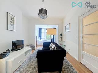<h1><span>TE HUUR – Prachtig gemeubeld appartement met 1 slaapkamer en balkon in het centrum van Brussel</span></h1>
<p><span>We Invest Brussel-Europe biedt u dit prachtige appartement met 1 slaapkamer aan, ideaal gelegen in een gegeerde residentiële wijk vlak bij Sint-Katelijne, het Brusselse kanaal, openbaar vervoer, winkels en het stadscentrum.</span></p>
<p><span>Vanaf het moment dat u binnenkomt, wordt u gecharmeerd door de uitzonderlijke lichtinval en de warme sfeer van dit perfect onderhouden appartement. De ruime en stijlvolle woonkamer geniet van veel natuurlijk licht en biedt een comfortabele en gezellige leefomgeving.</span></p>
<p><span>De ruime slaapkamer beschikt over grote ramen en directe toegang tot een aangenaam privébalkon met uitzicht op een rustige en groene omgeving, een echte oase van rust in het hart van Brussel.</span></p>
<p><span>De moderne keuken is volledig uitgerust en sluit aan op een gezellige eetruimte. Daarnaast is er een aparte werkruimte aanwezig, ideaal voor thuiswerk in optimale omstandigheden.</span></p>
<h2><span>Indeling</span></h2>
<ul>
<li><span>Inkomhal</span></li>
<li><span>Lichtrijke woonkamer</span></li>
<li><span>Volledig uitgeruste keuken</span></li>
<li><span>Eetkamer</span></li>
<li><span>1 ruime slaapkamer</span></li>
<li><span>Douchekamer</span></li>
<li><span>Bureauhoek</span></li>
<li><span>Privébalkon met open zicht op groen</span></li>
</ul>
<h2><span>Ideale ligging – Sint-Katelijnewijk</span></h2>
<ul>
<li><span>Op wandelafstand van het Brusselse kanaal</span></li>
<li><span>Slechts enkele minuten van het historische stadscentrum</span></li>
<li><span>Metro-, tram- en bushaltes op wandelafstand</span></li>
<li><span>Dicht bij station Brussel-Noord</span></li>
<li><span>Winkels, supermarkten, restaurants en cafés in de onmiddellijke omgeving</span></li>
<li><span>Snelle verbinding naar de autosnelwegen (A12, E40 en E19)</span></li>
<li><span>Nabij Villo- en Cambio-stations</span></li>
<li><span>Dicht bij de Europese instellingen</span></li>
</ul>
<h2><span>Voorzieningen in de buurt</span></h2>
<ul>
<li><span>Carrefour Express</span></li>
<li><span>Aldi</span></li>
<li><span>Scholen en kinderdagverblijven</span></li>
<li><span>Musea en toeristische trekpleisters</span></li>
<li><span>Groenzones en wandelpaden langs het kanaal</span></li>
</ul>
<p><span>Dit appartement is ideaal als:</span></p>
<ul>
<li><span>Hoofdverblijfplaats</span></li>
<li><span>Pied-à-terre in Brussel</span></li>
<li><span>Kwalitatieve vastgoedinvestering</span></li>
<li><span>Woning voor expats of Europese professionals</span></li>
</ul>
<h2><span>Extra troeven</span></h2>
<ul>
<li><span>Zeer lichtrijk appartement</span></li>
<li><span>Rustige en gegeerde buurt</span></li>
<li><span>Uitstekende mobiliteit</span></li>
<li><span>Weinig geluidsoverlast</span></li>
<li><span>Groene omgeving</span></li>
</ul>
<h2><span>Contact</span></h2>
<p><span>Olivier Halleux</span><br /><span>We Invest Brussel-Europe</span></p>
<p><span>📞 0486 68 86 25</span><br /><span>📧 </span><span>olivier.halleux@weinvest.be</span></p>
<p><span>Voor meer informatie, een bezoek of het volledige dossier kunt u rechtstreeks contact opnemen met Olivier Halleux.</span></p>
<p><span>We Invest Brussel-Europe</span><br /><span>Uw vastgoedspecialist in Brussel-Centrum, de Europese Wijk, Schaarbeek, Sint-Joost-ten-Node, Evere en omgeving.</span></p>