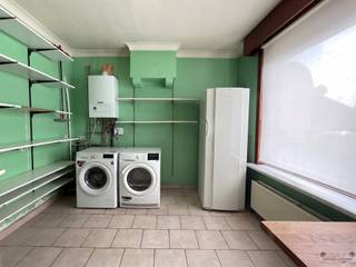 <p><span>Gezellige stadswoning met 3 slaapkamers, zonnepanelen en stadskoer in hartje Hamme</span></p><p><span>Ontdek deze gezellige woning, rustig gelegen in het centrum van Hamme. Dankzij de nabijheid van scholen, winkels, openbaar vervoer en belangrijke verbindingswegen geniet je hier van een bijzonder centrale en praktische ligging.</span></p><p><span>Via de inkomhal bereik je aan de voorzijde een handige </span><span>berging met wasplaats</span><span>. Verderop bevindt zich de </span><span>vernieuwde badkamer</span><span>, voorzien van een ruime douche, lavabomeubel, handdoekradiator en toilet.</span></p><p><span>Achteraan opent de woning zich naar een aangename </span><span>leefruimte met zithoek, eetplaats en open keuken</span><span>, uitgerust met gasfornuis, oven en spoelbak. Vanuit de leefruimte heb je toegang tot de gezellige </span><span>stadskoer</span><span>, waar je in alle rust van het buitenleven kunt genieten.</span></p><p><span>Een extra troef is de </span><span>praktische zijingang</span><span>. Ideaal voor fietsen, vuilnisbakken of andere spullen, zonder hiervoor door de woning te moeten.</span></p><p><span>Op de eerste verdieping bevinden zich </span><span>drie kamers</span><span>, waarbij één kamer toegang verleent tot de derde slaapkamer. Dit biedt verschillende mogelijkheden voor bijvoorbeeld een slaapkamer, bureau, dressing of hobbyruimte.</span></p><p><span>Ook op energetisch vlak heeft deze woning mooie troeven. Dankzij de </span><span>zonnepanelen en lucht-luchtwarmtepomp</span><span> kunnen zowel de leefruimte als de grootste slaapkamer efficiënt worden verwarmd én gekoeld.</span></p><p><span>Een gezellige en centraal gelegen woning met heel wat potentieel, ideaal voor wie op zoek is naar een betaalbare thuis die nog volledig naar eigen smaak kan worden afgewerkt.</span></p><p><span>Benieuwd naar deze woning? Plan vandaag nog je bezoek via 052 50 50 00!</span></p>