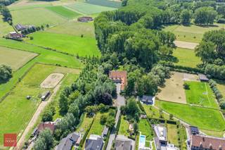 Bestaande uit 4 vergaderruimten van ca. 120m², keukens, bergingen, kelder, dubbele garage, bos, tuin en parking. Appartement met living, keuken,...