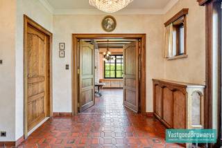 Bent u op zoek naar een ruime, degelijk gebouwde woning die doorheen de jaren met zorg werd onderhouden? Dan is deze statige bungalow in Elst beslist een bezoek waard.<br /><br />Deze bungalow omvat een verzorgde inkomhal met gastentoilet, een lichtrijke en ruime leefruimte,  aparte keuken, die rechtstreeks toegang geeft tot de veranda met zicht op de tuin.<br />Het nachtgedeelte omvat drie ruime slaapkamers en een badkamer. Achteraan gelegen ruime garage geschikt voor twee wagens en vaste trap naar het zolderverdiep dat momenteel dienqt doet als praktische stockageruimte. <br /><br />Buiten geniet u van een prachtig aangelegde en uitstekend onderhouden tuin met een gunstige zuidwestelijke oriëntatie. Dankzij de ruime oprit is er bovendien voldoende parkeergelegenheid op eigen terrein.<br /><br />Hoewel keuken en badkamer perfect functioneel zijn, bieden zij de mogelijkheid om naar eigen smaak en hedendaags comfort te worden gemoderniseerd.<br /><br />Ook op energetisch vlak scoort deze woning uitstekend. Met een EPC-label C voldoet de woning aan de hedendaagse energienormen en is er geen renovatieverplichting van toepassing. Dit getuigt van de voortdurende investeringen die door de jaren heen werden uitgevoerd om de woning up-to-date te houden.<br /><br /><br />Meer info of een bezoek? Bel Stefanie op het nummer 055/59 50 10 of email stefanie@vastgoedbrowaeys.be<br /> 