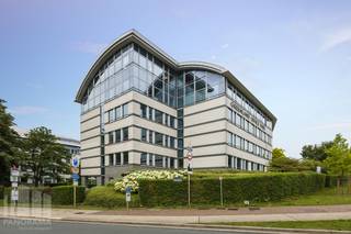 <strong>Kantoor</strong> van 625 m² te huur. Strategisch gelegen op slechts 2 minuten van de R0 (op- en afrit Jette) en geniet van een vlotte verbinding met de E40. Ook met het openbaar vervoer is de site uitstekend bereikbaar.<br /><br />De kantoren maken deel uit van het hoogkwalitatieve "<strong>Greenland Office Park</strong>", waar diverse faciliteiten aanwezig zijn, waaronder een restaurant, parking, douches, fietsenstalling en elektrische laadpunten.<br /><br /><strong>Andere oppervlaktes zijn beschikbaar</strong>, alsook mogelijkheid om de gehuurde oppervlakte aan te passen naar uw wensen.<strong> Beschikbaar vanaf 01/02/2026.</strong><br /><br />Contacteer <strong>PANORAMA B2B</strong> voor bijkomende inlichtingen, plannen of een plaatsbezoek <strong>0477 09 00 09</strong>