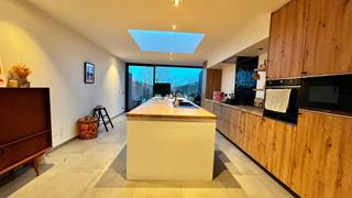 Deze volledig geschilderde woning (2023) beschikt over een ventilatiesysteem D, conforme elektrische keuring en een EPC-label A (75 kWh/m²)...