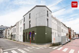 Deze karaktervolle hoekwoning bevindt zich in de gezellige Spitaalpoortstraat, vlakbij station Dampoort. Werkelijk een toplocatie, strategisch...