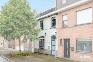 IMMO FRANCOIS MEETJESLAND PRESENTEERT BOVENMEERS 14!<br /><br />WIJ VERWIJZEN U VOOR ALLE INFO &amp; DOCUMENTEN GRAAG DOOR NAAR ONZE WEBSITE: IMMOFRANCOIS.BE.<br /><br />WENST U EEN GRATIS EN VRIJBLIJVENDE VERKOOPSANALYSE MET WAARDEBEPALING VAN UW EIGENDOM? TOM KOMT GRAAG BIJ U LANGS!<br /><br />Deze charmante woning is rustig gelegen in een aangename wijk, op wandelafstand van het centrum van Waarschoot. Alle nodige voorzieningen en diensten bevinden zich in de nabije omgeving. Bovendien geniet Waarschoot van een vlotte bereikbaarheid richting Gent en Eeklo, evenals naar de E40 en E34. Ook het treinstation bevindt zich op korte afstand, wat zorgt voor een vlotte verbinding met de omliggende steden.<br /><br />Bij het betreden van de woning kom je via de inkomhal terecht in de ruime leefruimte, waar de gezellige gashaard voor extra sfeer zorgt. Er is voldoende plaats voor een eettafel, een zithoek en een bureaugedeelte. Vanuit de leefruimte heb je rechtstreeks toegang tot de volledig uitgeruste keuken. Deze beschikt onder meer over een vaatwasmachine, een oven, een gaskookplaat en heel wat kastruimte. Aansluitend bevindt zich de badkamer, uitgerust met een lavabo en een douche.<br /><br />Vanuit de keuken geeft een schuifraam toegang tot de gezellige koer. Hier bevindt zich ook een praktische berging met aansluitingen voor de wasmachine en de verwarmingsketel. Daarnaast biedt deze ruimte voldoende mogelijkheden om fietsen te stallen en allerlei materiaal op te bergen.<br /><br />Op de eerste verdieping bevinden zich twee slaapkamers en een apart toilet. Eén van de slaapkamers beschikt bovendien over een eigen inloopdouche. Via een vaste trap bereik je de tweede verdieping, waar zich onder het dak de derde slaapkamer bevindt. Afhankelijk van je behoeften kan deze kamer ook worden ingericht als hobbyruimte, bureau of polyvalente ruimte.<br /><br />De woning beschikt over een gunstig EPC-label C, waardoor er geen energetische renovatieplicht geldt. Daarnaast is de elektrische installatie conform en is er een asbestattest beschikbaar waaruit blijkt dat de eigendom asbestveilig is.<br /><br />Ben je op zoek naar een instapklare woning met drie slaapkamers, een gezellige buitenruimte en een rustige, maar tegelijk zeer centrale ligging in Waarschoot? Neem dan vandaag nog contact op met Tom Verstringe van Immo Francois Meetjesland voor meer informatie of een bezoek ter plaatse.<br /><br />GRAAG ALS EERSTE OP DE HOOGTE VAN ONS AANBOD? <br /><br />1) BEZORG ONS UW ZOEKVOORKEUREN EN WE HOUDEN CONTACT <br /><br />2) VOLG @IMMOFRANCOISMEETJESLAND VIA INSTAGRAM<br /><br />