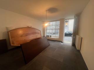 <p><span>Compact 1 slaapkamer duplex appartement in een mooi & recent gebouw op het gekende Barricadenplein. Momenteel is de het appartement verdeeld in een bureau-ruimte op het gelijkvloers met apart toilet en een studio op de eerste verdieping met badkamer en kitchenette. De studio is momenteel te bereiken via de gemeenschappelijke trappenhal van het gebouw. Privatieve kelder. Parkeerplaats in de ondergrondse parking van het gebouw bij aan te kopen (+ € 38.000 voor een ruime plaats of + € 20.000 voor een compactere plaats). Super goede ligging, vlakbij het centrum, openbaar vervoer, restaurants, parken en verschillende invalswegen.</span></p><p><span> </span></p>