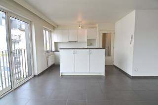 Op wandelafstand van winkels, scholen en andere voorzieningen bevindt zich dit instapklare appartement. Dankzij de centrale ligging geniet je hier van alle comfort van het stadsleven, zonder in te boeten aan rust en privacy.<br /><br />Indeling als volgt:<br />Je komt binnen via een aangename inkomhal met gastentoilet. De lichtrijke leefruimte biedt eveneens plaats aan een volledig ingerichte keuken. Vaatwasser en oven werden recent vervangen.<br />Moderne badkamer met douche en dubbele lavabo.<br />We tellen 2 volwaardige slaapkamers en een wasplaats met bijhorende berging.<br /><br />Op het zonneterras (achterzijde) kan je even tot rust komen of lekker zonnen.<br /><br />Aan de voorzijde bevindt zich nog een extra balkon met zicht op het levendige straatbeeld.<br /><br />EXTRA TROEF: Private kelderberging en autostandplaats inbegrepen in de huurprijs.<br /><br />Adres: Rekollettenstraat 1C/22, Kortrijk<br />Huurprijs: 845 EUR/maand + 50 EUR/maand syndic of een totaal van 895 EUR/maand<br />Onze referentie. DEV5024