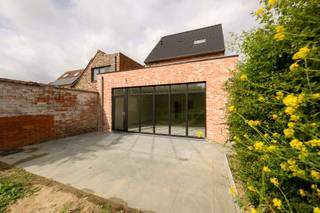 Deze ZEER RUIME WONING is gelegen te Egem (Pittem) met name in de Brugsesteenweg 183 op een perceel grond van 433 m² en een bewoonbare oppervlakte...